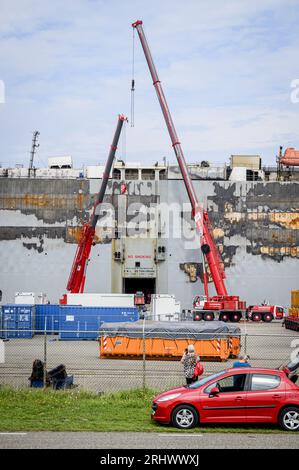 EEMSHAVEN - les parties intéressées regardent comment les compagnies de sauvetage récupèrent des voitures sur le cargo brûlé Fremantle Highway à Julianahaven. Les véhicules sont retirés du navire via un lave-auto installé. Les compagnies de sauvetage Boskalis et Multraship s'attendent à ce que toute l'opération prenne plus d'une semaine. ANP EMIEL MUIJDERMAN ANP EMIEL MUIJDERMAN pays-bas Out - belgique Out Credit : ANP/Alamy Live News Banque D'Images