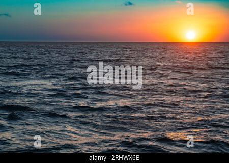 Belle scène de nature de coucher de soleil coloré sur l'océan Banque D'Images