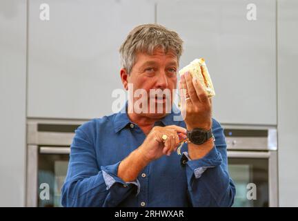 Southport, Merseyside, UK Entertainment. 19 août 2023 MasterChef's John Torode un chef australien-britannique célèbre et présentateur de télévision. Démonstration de cuisine au Southport Flower Show. Crédit : MediaWorldImages/AlamyLiveNews Banque D'Images