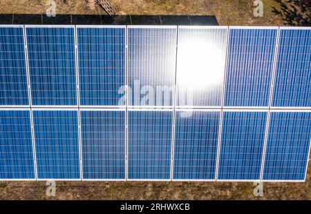 Deux panneaux photovoltaïques placés dans la cour arrière contre les arbres et le ciel bleu, voïvodie de Podlaskie, Pologne, Europe Banque D'Images