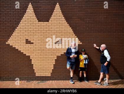 Wolverhampton, Royaume-Uni. 19 août 2023. Fans à l'extérieur de Molineux avant le match de Premier League à Molineux, Wolverhampton. Le crédit photo devrait être : Gary Oakley/Sportimage crédit : Sportimage Ltd/Alamy Live News Banque D'Images