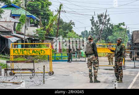 Churachandpur, Inde. 11 août 2023. Les forces de sécurité gardent une route dans le village de Torbung, dans le district de Churachandpur, dans l'État de Manipur, au nord-est du pays. Selon la police locale de Manipur, la sécurité a été renforcée à Manipur le 13 août après que certaines organisations interdites de la vallée d'Imphal ont appelé à une grève pour marquer la fête de l'indépendance de l'Inde en 2023. (Image de crédit : © Biplov Bhuyan/SOPA Images via ZUMA Press Wire) USAGE ÉDITORIAL SEULEMENT! Non destiné à UN USAGE commercial ! Banque D'Images