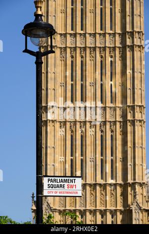 Un panneau routier de la place du Parlement avec le Palais de Westminster en arrière-plan. Le Palais de Westminster est le lieu où se trouvent la Chambre des communes et la Chambre Banque D'Images