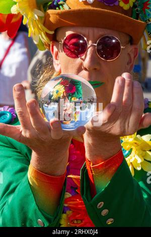 Southport, Merseyside. UK Météo 19 août 2023 Un départ ensoleillé et venteux dans le nord-ouest alors que les clients arrivent pour le spectacle floral spectaculaire de quatre jours. Globes transparents tenant à la main des reflets inversés, filles papillon, floral, marcheurs sur pilotis et hommes en pot de fleurs vert accueillent les visiteurs à l'extravagance botanique. Crédit : MediaWorldImages/AlamyLiveNews Banque D'Images