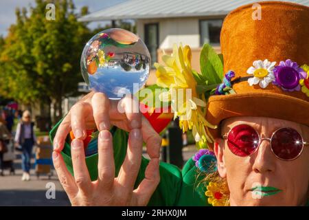 Southport, Merseyside. UK Météo 19 août 2023 Un départ ensoleillé et venteux dans le nord-ouest alors que les clients arrivent pour le spectacle floral spectaculaire de quatre jours. Globes transparents tenant à la main des reflets inversés, filles papillon, floral, marcheurs sur pilotis et hommes en pot de fleurs vert accueillent les visiteurs à l'extravagance botanique. Crédit : MediaWorldImages/AlamyLiveNews Banque D'Images