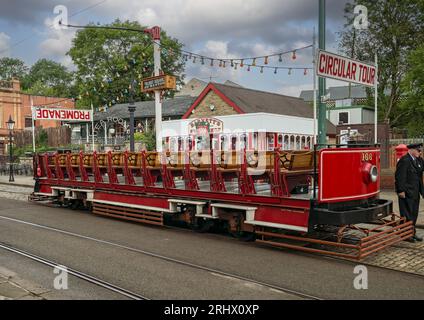 Un tramway à parois ouvertes Blackpool de 1927 (numéro 166) photographié à Stephenson place, arrêt de tramway à Crich tramway Village. Banque D'Images