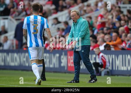 Neil Warnock Manager de Huddersfield Town agit et réagit lors du match du championnat Sky Bet Middlesbrough vs Huddersfield Town au Riverside Stadium, Middlesbrough, Royaume-Uni, le 19 août 2023 (photo de James Heaton/News Images) Banque D'Images