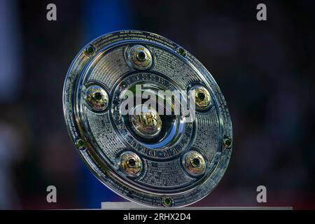 Feature, le trophée du championnat, football 1e Bundesliga, 1e journée de match, SV Werder Bremen (HB) - FC Bayern Munich (M), le 18 août 2023 à Brême / Allemagne. La réglementation #DFL interdit toute utilisation de photographies comme séquences d'images et/ou quasi-vidéo # Banque D'Images