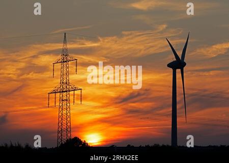 Coucher de soleil, rémanence, pylône, centrale éolienne, Melbeck, commune d'Ilmenau, Basse-Saxe, Allemagne Banque D'Images