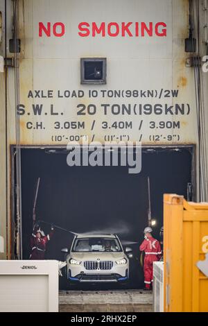 EEMSHAVEN - les bergers déchargent les premières voitures de l'autoroute de fret brûlé Fremantle Highway dans le Julianahaven. Les véhicules sont retirés du navire via un lave-auto installé. Les compagnies de sauvetage Boskalis et Multraship s'attendent à ce que toute l'opération prenne plus d'une semaine. ANP EMIEL MUIJDERMAN netherlands Out - belgique Out Banque D'Images