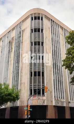Vue sur la rue d'un ancien bâtiment abandonné à Guayaquil, Équateur. Banque D'Images