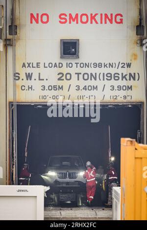 EEMSHAVEN - les bergers déchargent les premières voitures du cargo brûlé Fremantle Highway à Julianahaven. Les véhicules sont retirés du navire via un lave-auto installé. Les compagnies de sauvetage Boskalis et Multraship s'attendent à ce que toute l'opération prenne plus d'une semaine. ANP EMIEL MUIJDERMAN netherlands Out - belgique Out Banque D'Images