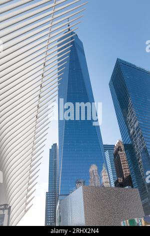 NEW YORK, USA-29 JUILLET 2023 : une tour du World Trade Center vue à travers le toit du bâtiment Oculus Banque D'Images