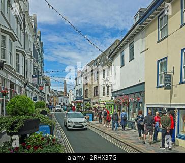 Les bacs à fleurs et les banderoles apportent une ambiance festive à Southside Street, sur le Barbican historique de Plymouth. Un mélange original de petits magasins, de maisons publiques et de r Banque D'Images