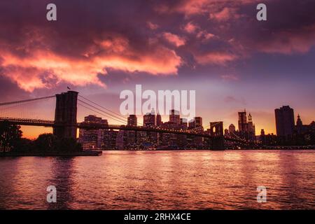 Le pont de Brooklyn enjambe l'East River et mène au Lower Manhattan depuis Brooklyn, New York City, New York. Banque D'Images