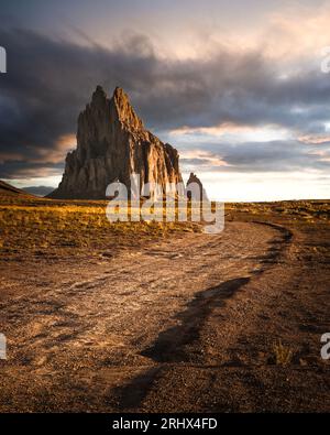 Shiprock (Navajo : Tsé Bitʼaʼí, « rocher aux ailes ») est un monadnock s'élevant à près de 1 583 pieds (482,5 m) au-dessus du désert du Nouveau-Mexique. Banque D'Images