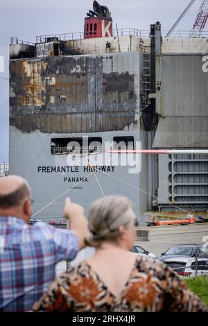 EEMSHAVEN - les parties intéressées regardent comment les compagnies de sauvetage récupèrent des voitures sur le cargo brûlé Fremantle Highway à Julianahaven. Les véhicules sont retirés du navire via un lave-auto installé. Les compagnies de sauvetage Boskalis et Multraship s'attendent à ce que toute l'opération prenne plus d'une semaine. ANP EMIEL MUIJDERMAN netherlands Out - belgique Out Banque D'Images