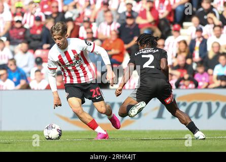 Jack Clarke de Sunderland affronte Dexter Lembikisa de Rotherham United lors du Sky Bet Championship match entre Sunderland et Rotherham United au Stadium of Light, Sunderland le samedi 19 août 2023. (Photo : Michael Driver | MI News) crédit : MI News & Sport / Alamy Live News Banque D'Images