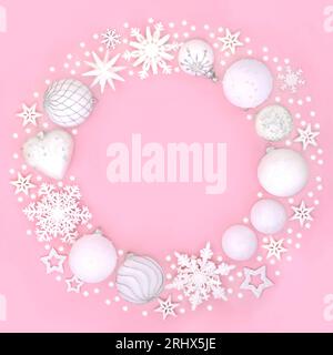 Flocon de neige blanc de Noël et couronne de boules sur fond rose. Thème festif pour la saison des fêtes de Yule Noel, carte de voeux, étiquette cadeau, étiquette, menu. Banque D'Images