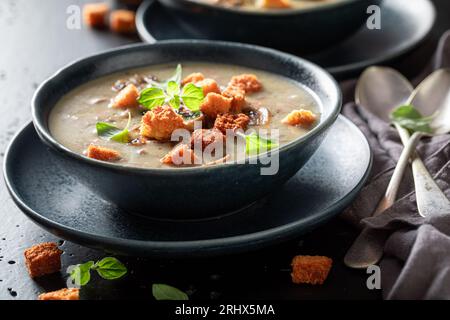 Soupe aux champignons maison avec champignons, crème et herbes. Soupe crémeuse de champignons aux croûtons. Banque D'Images