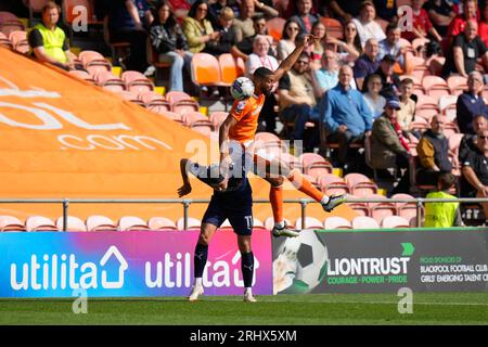 Blackpool, Royaume-Uni. 19 août 2023. Theo Archibald #11 de Leyton Orient concourt pour une tête avec CJ Hamilton #22 de Blackpool lors du match Sky Bet League 1 Blackpool vs Leyton Orient à Bloomfield Road, Blackpool, Royaume-Uni, le 19 août 2023 (photo de Steve Flynn/News Images) à Blackpool, Royaume-Uni le 8/19/2023. (Photo Steve Flynn/News Images/Sipa USA) crédit : SIPA USA/Alamy Live News Banque D'Images