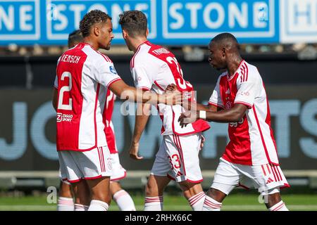 Rotterdam, pays-Bas. 19 août 2023. ROTTERDAM, PAYS-BAS - 19 AOÛT : Devyne Rensch de l'AFC Ajax, Carlos Forbs de l'AFC Ajax célèbre après avoir marqué le premier but de l'équipe lors du match néerlandais d'Eredivisie entre l'Excelsior Rotterdam et l'AFC Ajax au Van Donge & de Roo Stadion le 19 août 2023 à Rotterdam, pays-Bas. (Photo Hans van der Valk/Orange Pictures) crédit : Orange pics BV/Alamy Live News Banque D'Images