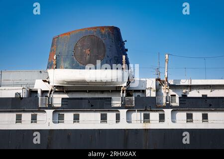 Le côté et la cheminée du SS Spartan, un ferry-car retiré du lac Michigan et maintenant un navire de pièces pour le SS Badger, amarré à Ludington, Michigan. Banque D'Images
