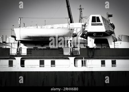 Le côté du pont sur le SS Spartan, un ferry-car retiré du lac Michigan et maintenant un navire de pièces pour le SS Badger, amarré à Ludington, Michigan. Banque D'Images