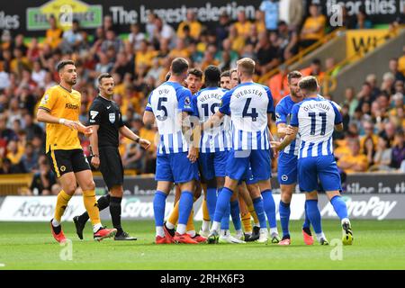 Wolverhampton, Royaume-Uni. 19 août 2023. 19 août 2023 ; Molineux Stadium, Wolverhampton, West Midlands, Angleterre; premier League football, Wolverhampton Wanderers contre Brighton et Hove Albion ; les joueurs se disputent à Molyneux Credit : action plus Sports Images/Alamy Live News Banque D'Images