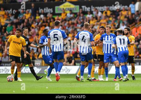 Wolverhampton, Royaume-Uni. 19 août 2023. 19 août 2023 ; Molineux Stadium, Wolverhampton, West Midlands, Angleterre; premier League football, Wolverhampton Wanderers contre Brighton et Hove Albion ; les joueurs se disputent à Molyneux Credit : action plus Sports Images/Alamy Live News Banque D'Images