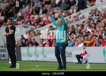 Neil Warnock Manager de Huddersfield Town agit et réagit lors du match du championnat Sky Bet Middlesbrough vs Huddersfield Town au Riverside Stadium, Middlesbrough, Royaume-Uni, le 19 août 2023 (photo de James Heaton/News Images) Banque D'Images