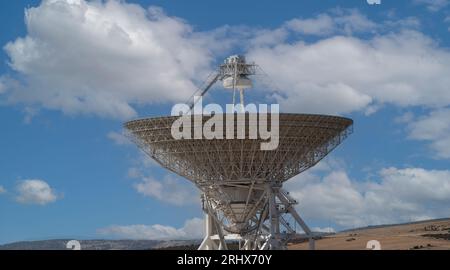 Sardinia radio Telescope utilisé pour l'exploration spatiale et est situé à San Basilio dans le centre de la Sardaigne Banque D'Images