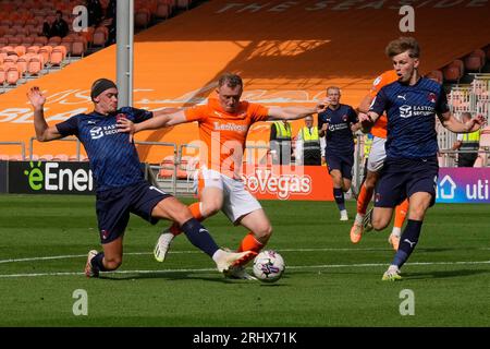 Theo Archibald #11 de Leyton Orient s'attaque à Shayne Lavery #19 de Blackpool alors qu'il s'apprêtait à tirer pendant le match Sky Bet League 1 Blackpool vs Leyton Orient à Bloomfield Road, Blackpool, Royaume-Uni, le 19 août 2023 (photo de Steve Flynn/News Images) Banque D'Images