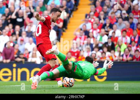 Diogo Jota de Liverpool (à gauche) marque le troisième but de leur équipe lors du match de Premier League à Anfield, Liverpool. Date de la photo : Samedi 19 août 2023. Banque D'Images