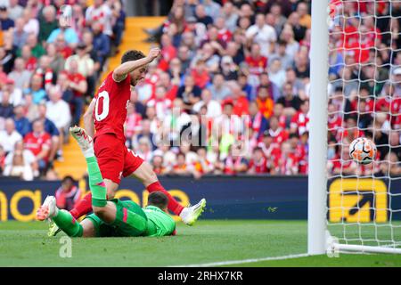 Diogo Jota de Liverpool (à gauche) marque le troisième but de leur équipe lors du match de Premier League à Anfield, Liverpool. Date de la photo : Samedi 19 août 2023. Banque D'Images