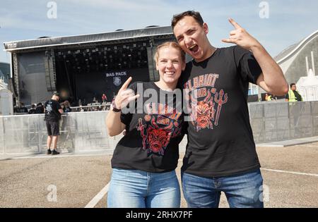 Hambourg, Allemagne. 19 août 2023. Le couple Rebecca et Stefan viennent au festival de métal Elbriot au marché de gros. Crédit : Georg Wendt/dpa/Alamy Live News Banque D'Images