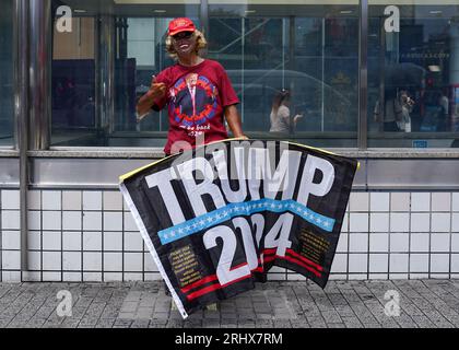 Tokyo, Japon. 19 août 2022. Sur cette photo prise le 18 août 2023, montre un partisan de Donald Trump faisant la promotion que Trump sera de retour en 2024 dans le centre-ville de Tokyo, au Japon. Crédit : AFLO/Alamy Live News Banque D'Images
