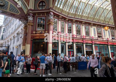 Londres, Royaume-Uni. 10 août 2023. Employés de bureau buvant devant la Lamb Tavern dans le Leadenhall Market dans la ville de Londres. Wikapedia déclare que « c'est le cas Banque D'Images