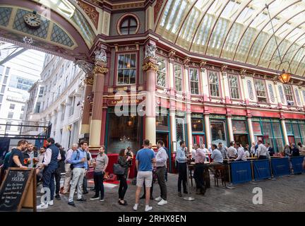 Londres, Royaume-Uni. 10 août 2023. Employés de bureau buvant devant la Lamb Tavern dans le Leadenhall Market dans la ville de Londres. Wikapedia déclare que « c'est le cas Banque D'Images