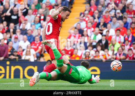 Diogo Jota de Liverpool (à gauche) marque le troisième but de leur équipe lors du match de Premier League à Anfield, Liverpool. Date de la photo : Samedi 19 août 2023. Banque D'Images