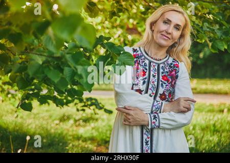 Hammel, Danemark, 28 mai 2023 : Femme en robe brodée ukrainienne Banque D'Images