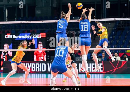 Gand, Belgique. 18 août 2023. Meliushkyna Diana (2 ans) d'Ukraine, Milenko Oleksandra (1 ans) d'Ukraine photographiés lors d'un match de volleyball entre les équipes nationales féminines de Serbie et d'Ukraine lors du deuxième match du Championnat d'Euro volley CEV dans la poule A, le samedi 18 août 2023 à Gand, BELGIQUE . Crédit : Sportpix/Alamy Live News Banque D'Images