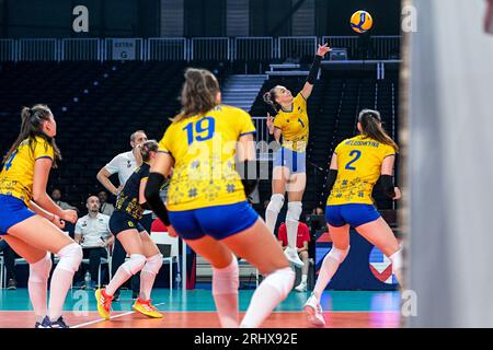 Gand, Belgique. 18 août 2023. Milenko Oleksandra (1 ans) d'Ukraine photographiée lors d'un match de volleyball entre les équipes nationales féminines de Serbie et d'Ukraine lors du deuxième match du Championnat d'Euro volley CEV dans la poule A, le samedi 18 août 2023 à Gand, BELGIQUE . Crédit : Sportpix/Alamy Live News Banque D'Images