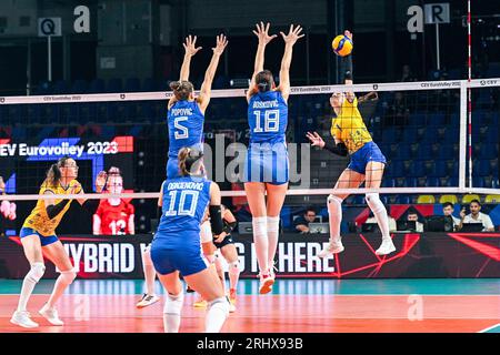 Gand, Belgique. 18 août 2023. Meliushkyna Diana (2 ans) d'Ukraine, Milenko Oleksandra (1 ans) d'Ukraine photographiés lors d'un match de volleyball entre les équipes nationales féminines de Serbie et d'Ukraine lors du deuxième match du Championnat d'Euro volley CEV dans la poule A, le samedi 18 août 2023 à Gand, BELGIQUE . Crédit : Sportpix/Alamy Live News Banque D'Images