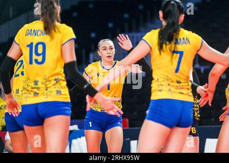 Gand, Belgique. 18 août 2023. Célébrant les joueuses ukrainiennes ( Milenko Oleksandra (1) d'Ukraine ) photographiées lors d'un match de volleyball entre les équipes nationales féminines de Serbie et d'Ukraine lors du deuxième match du Championnat d'Euro volley CEV dans la poule A, le samedi 18 août 2023 à Gand, BELGIQUE . Crédit : Sportpix/Alamy Live News Banque D'Images