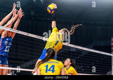 Gand, Belgique. 18 août 2023. Milenko Oleksandra (1 ans) d'Ukraine photographiée lors d'un match de volleyball entre les équipes nationales féminines de Serbie et d'Ukraine lors du deuxième match du Championnat d'Euro volley CEV dans la poule A, le samedi 18 août 2023 à Gand, BELGIQUE . Crédit : Sportpix/Alamy Live News Banque D'Images