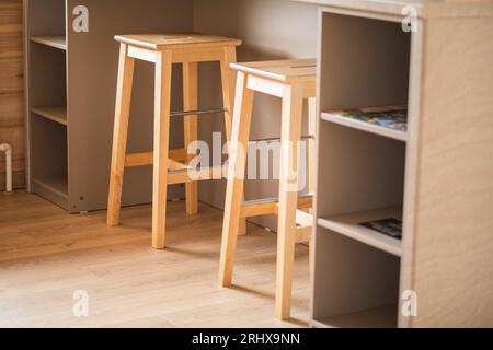 Harmonie intérieure : Découvrez la détente sur les tabourets de bar en bois sous le comptoir de bar Banque D'Images