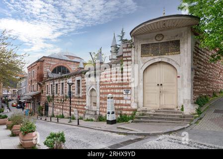 Istanbul, Turquie - 11 mai 2023 : extérieur de style baroque ottoman mosquée Haci Besir Aga, située dans le quartier de Fatih, construite en 1719 Banque D'Images