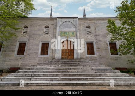 Entrée fermée de la mosquée Yeni valide I, ou Yeni valide Camii, une mosquée ottomane du 18e siècle située dans le quartier d'Uskudar, du côté asiatique d'Istanbul, Istanbul, Turquie Banque D'Images