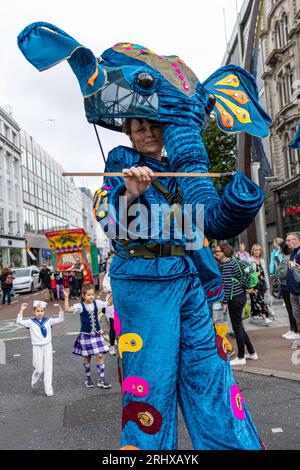 Belfast, Royaume-Uni. 19 août 2023. Le défilé du Carnaval Mela a navigué depuis Writer's Square, Belfast, avec 1000 participants représentant plus de 20 groupes culturels différents dans leurs costumes traditionnels. Le Mela célèbre la diversité culturelle de l'Irlande du Nord. Crédit : Bonzo/Alamy Live News Banque D'Images